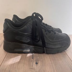 Nike Air Max 90 Leather Little Kids' Shoe (3Y) - Black